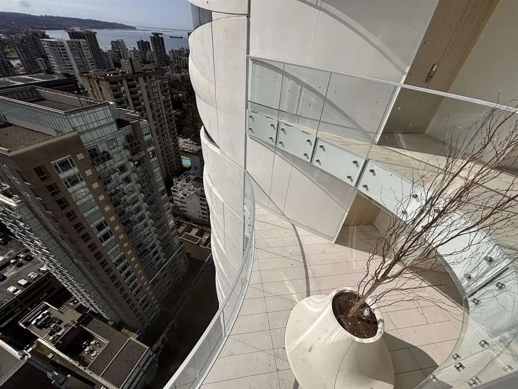 2702 1033 Nelson Street