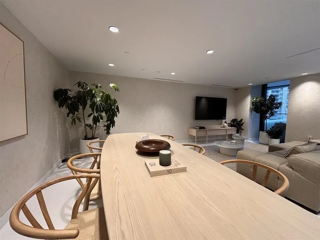 2702 1033 Nelson Street