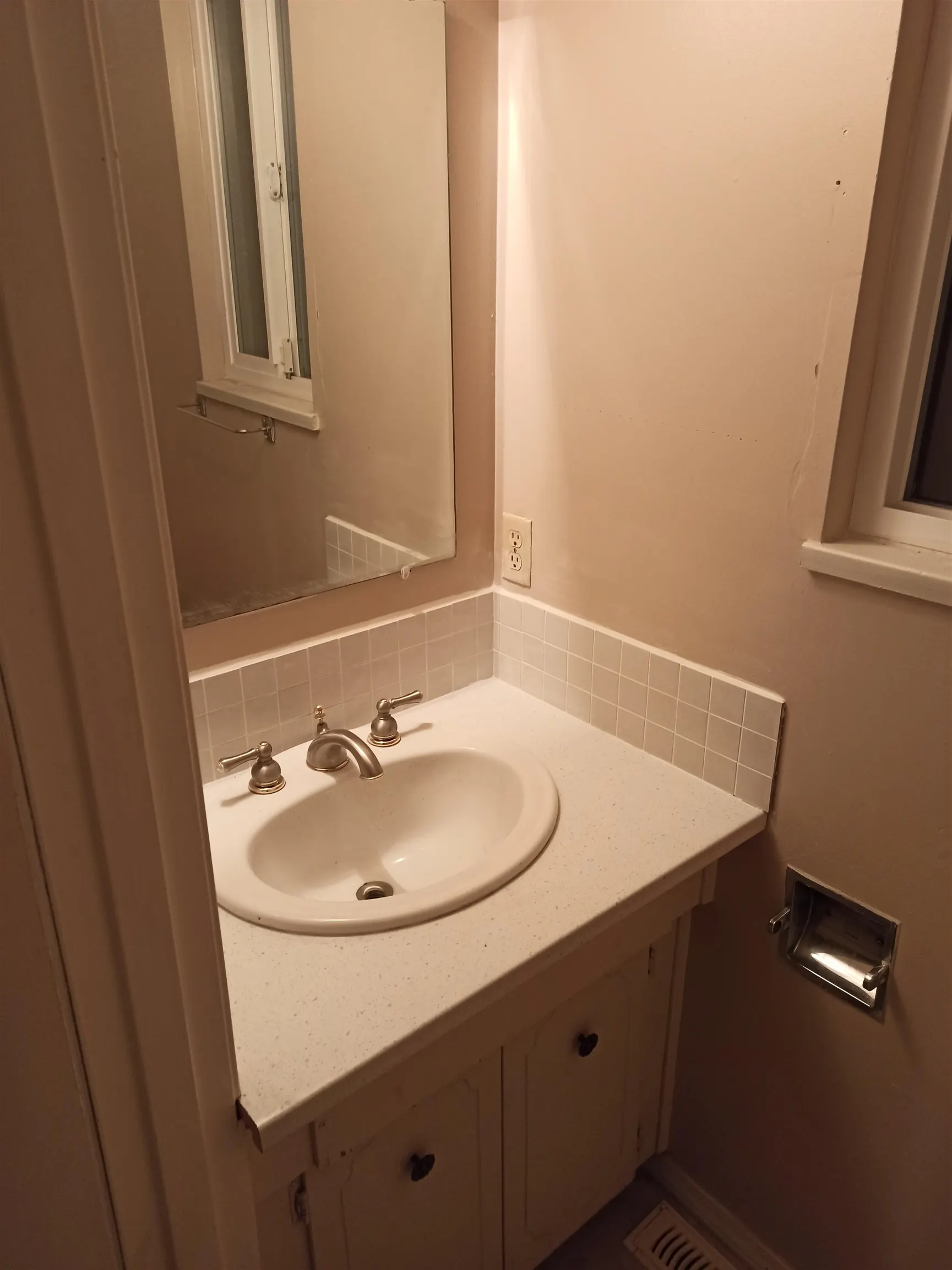 UPPER 2161 Prairie Street