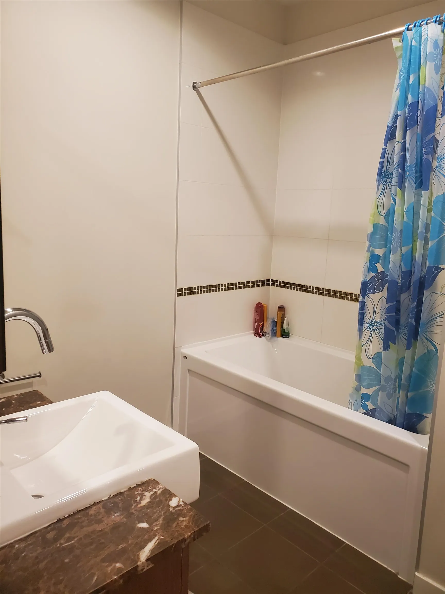 412 1205 Howe Street