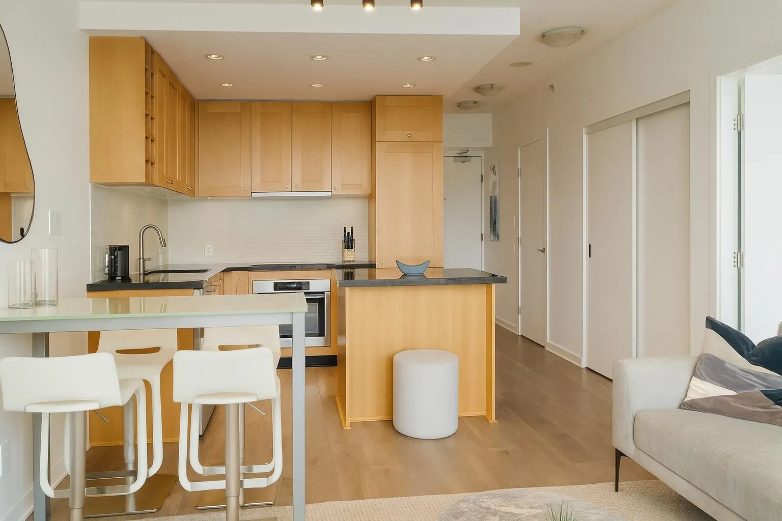 1605 821 Cambie Street