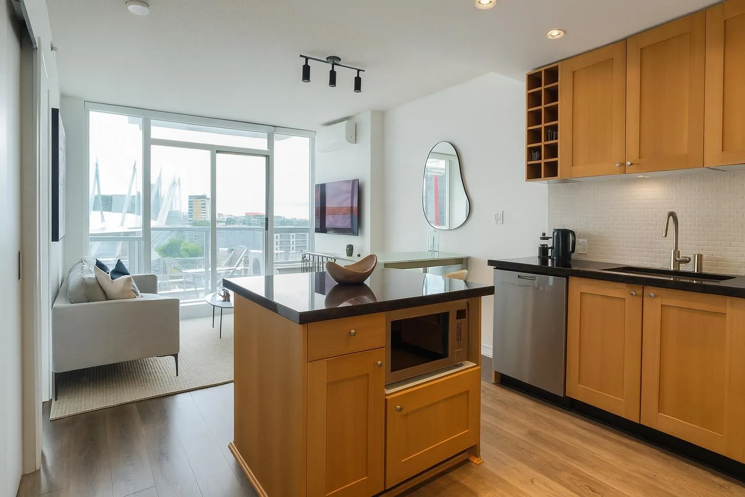 1605 821 Cambie Street