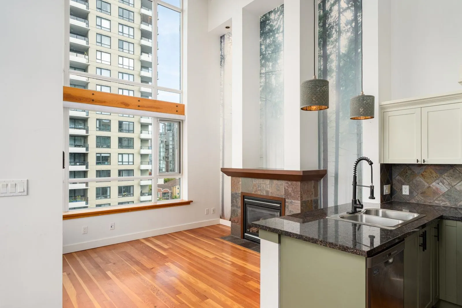 522 10 Renaissance Square