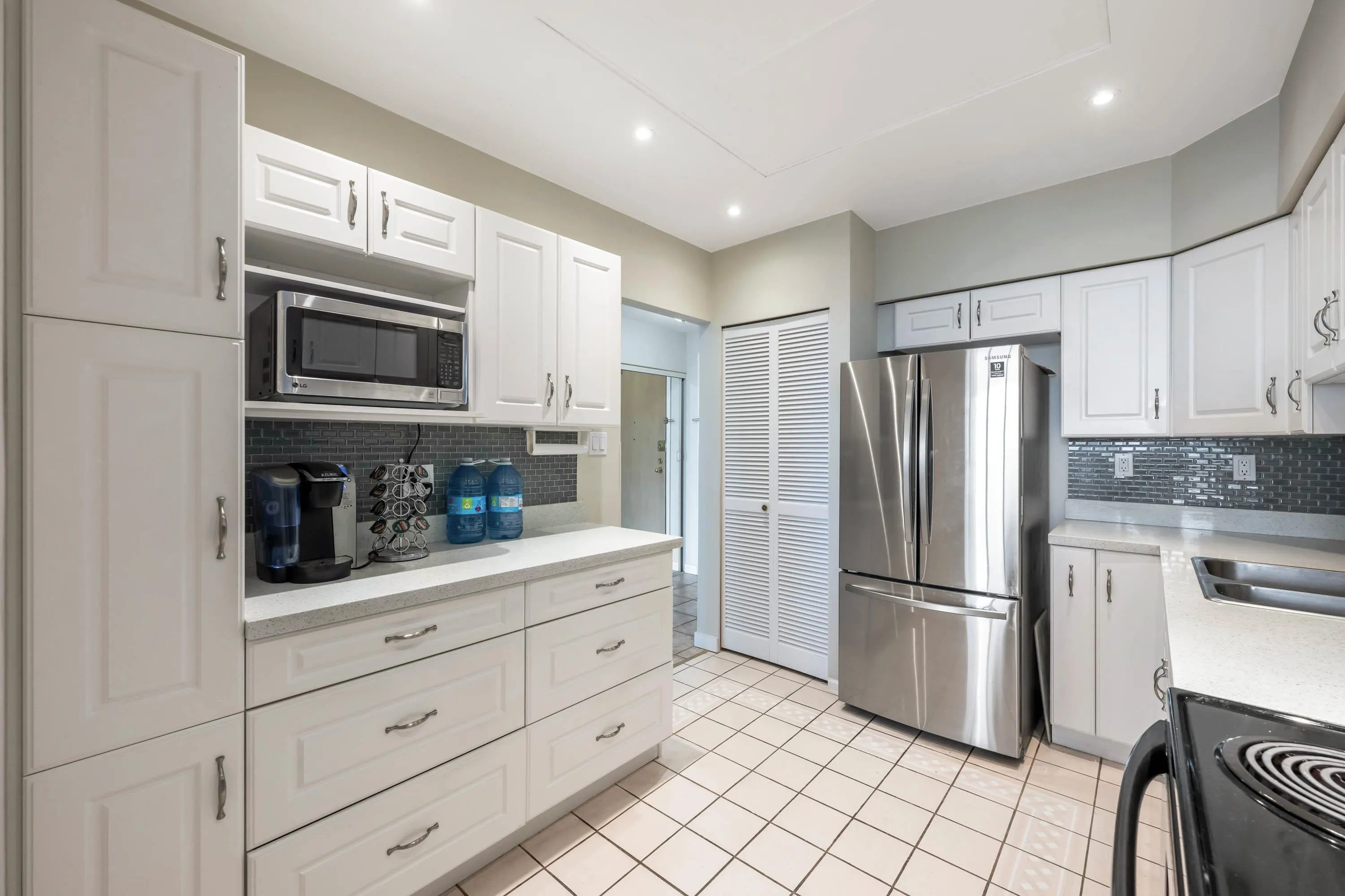 702 5885 Olive Avenue