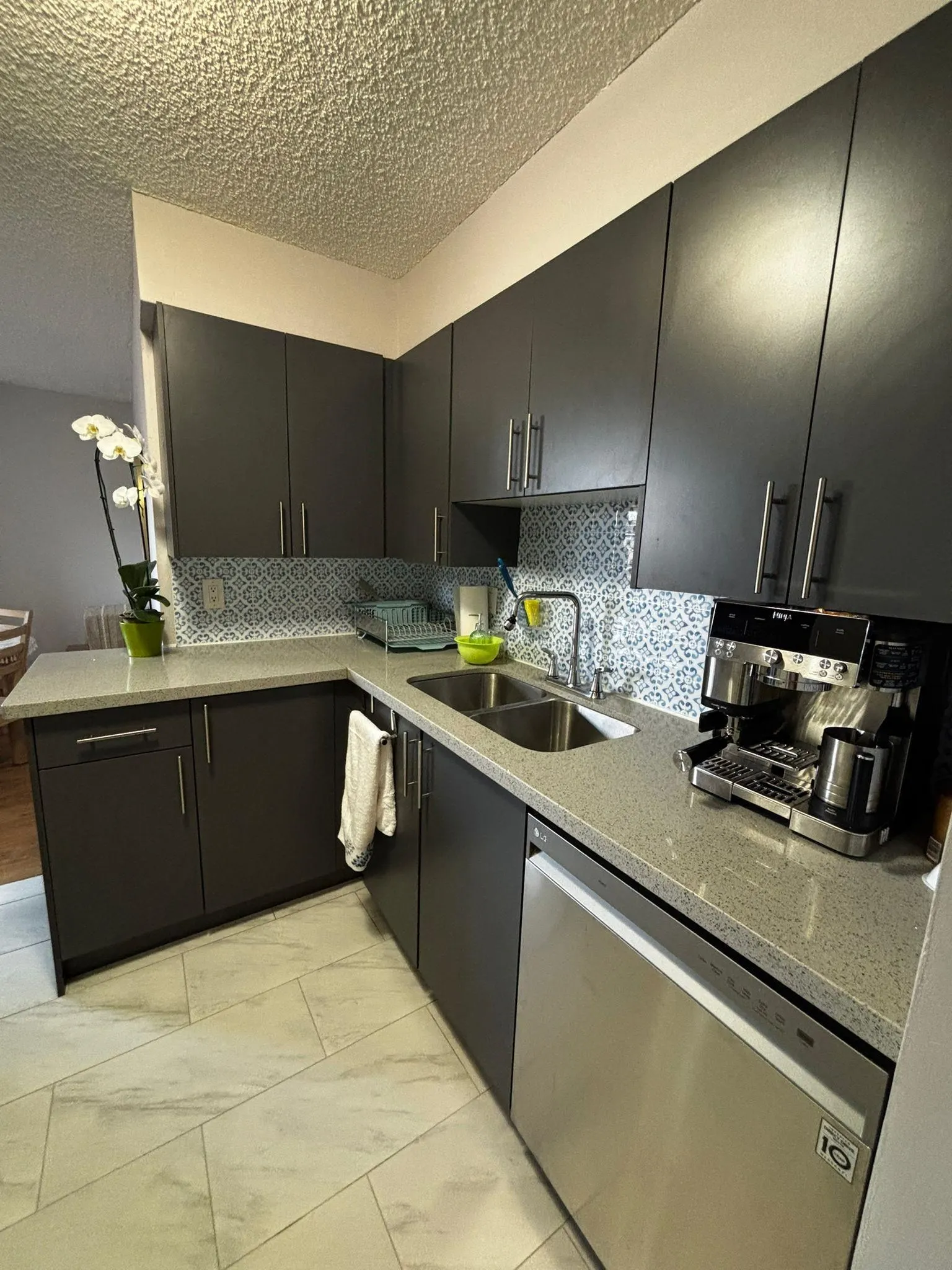 904 9521 Cardston Court