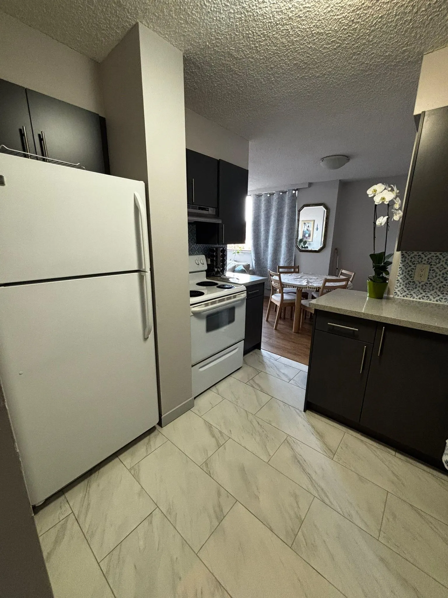 904 9521 Cardston Court