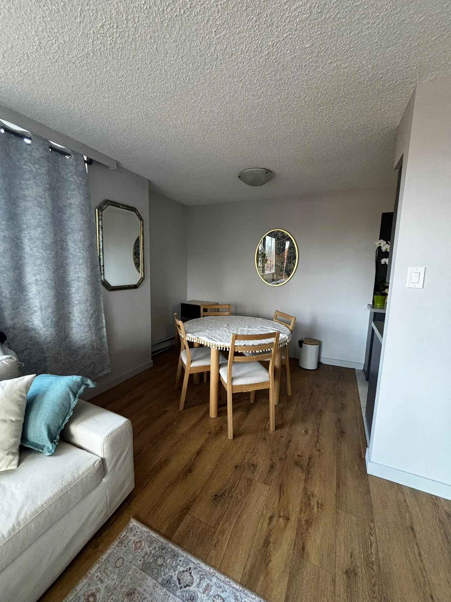 904 9521 Cardston Court