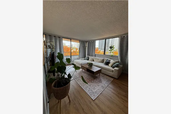 904 9521 Cardston Court