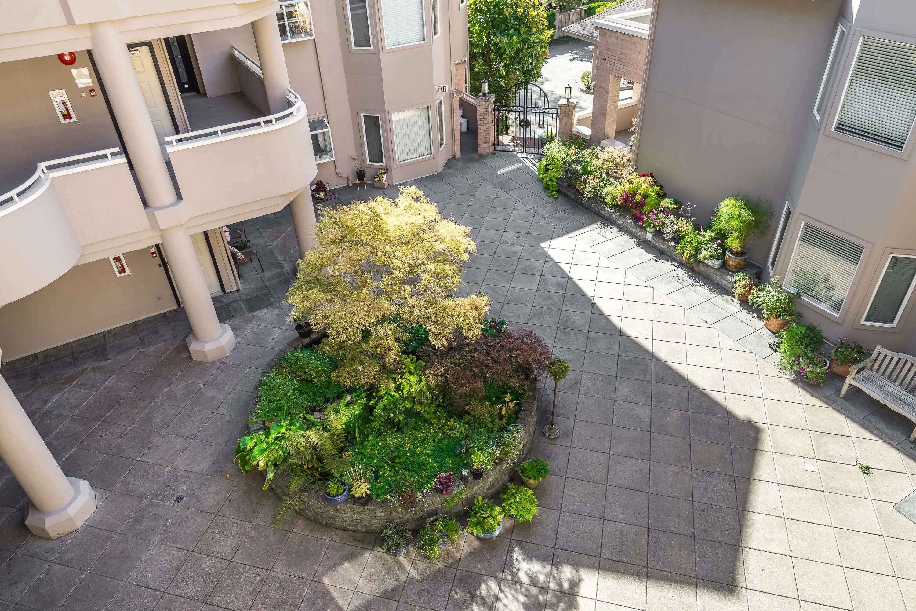 112 7600 Moffatt Road