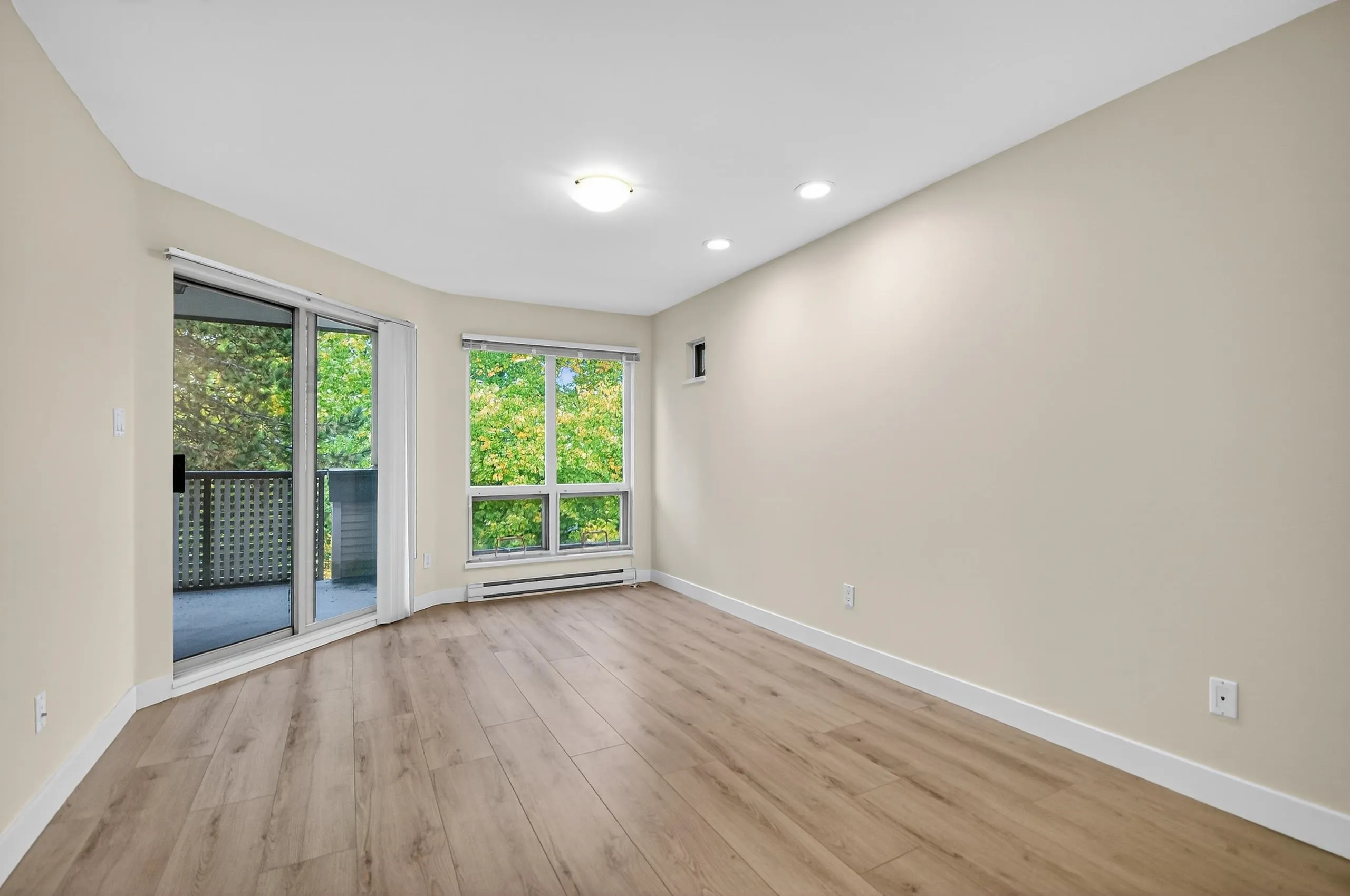 303 7457 Moffatt Road