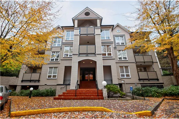 303 7457 Moffatt Road