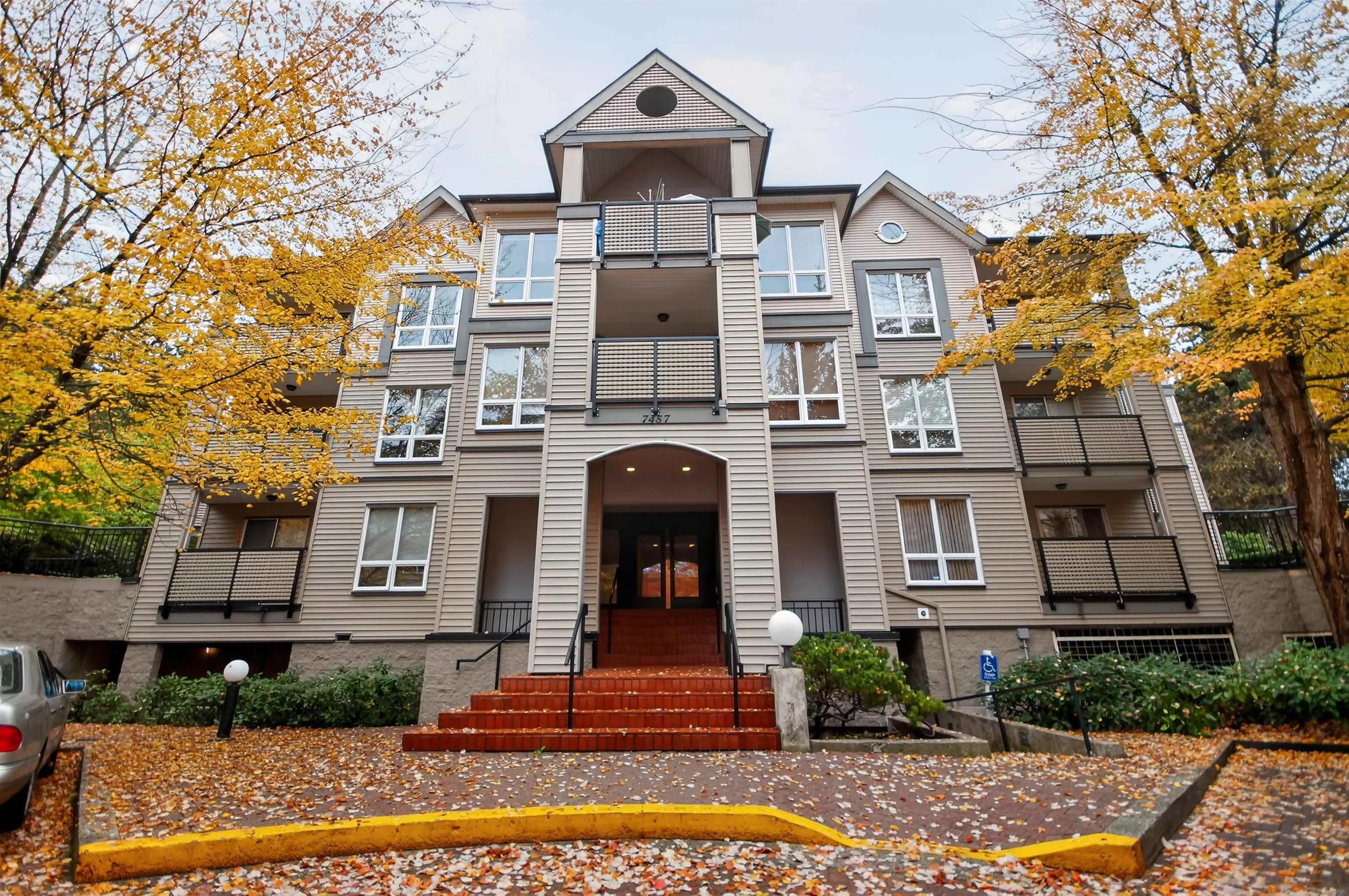 303 7457 Moffatt Road