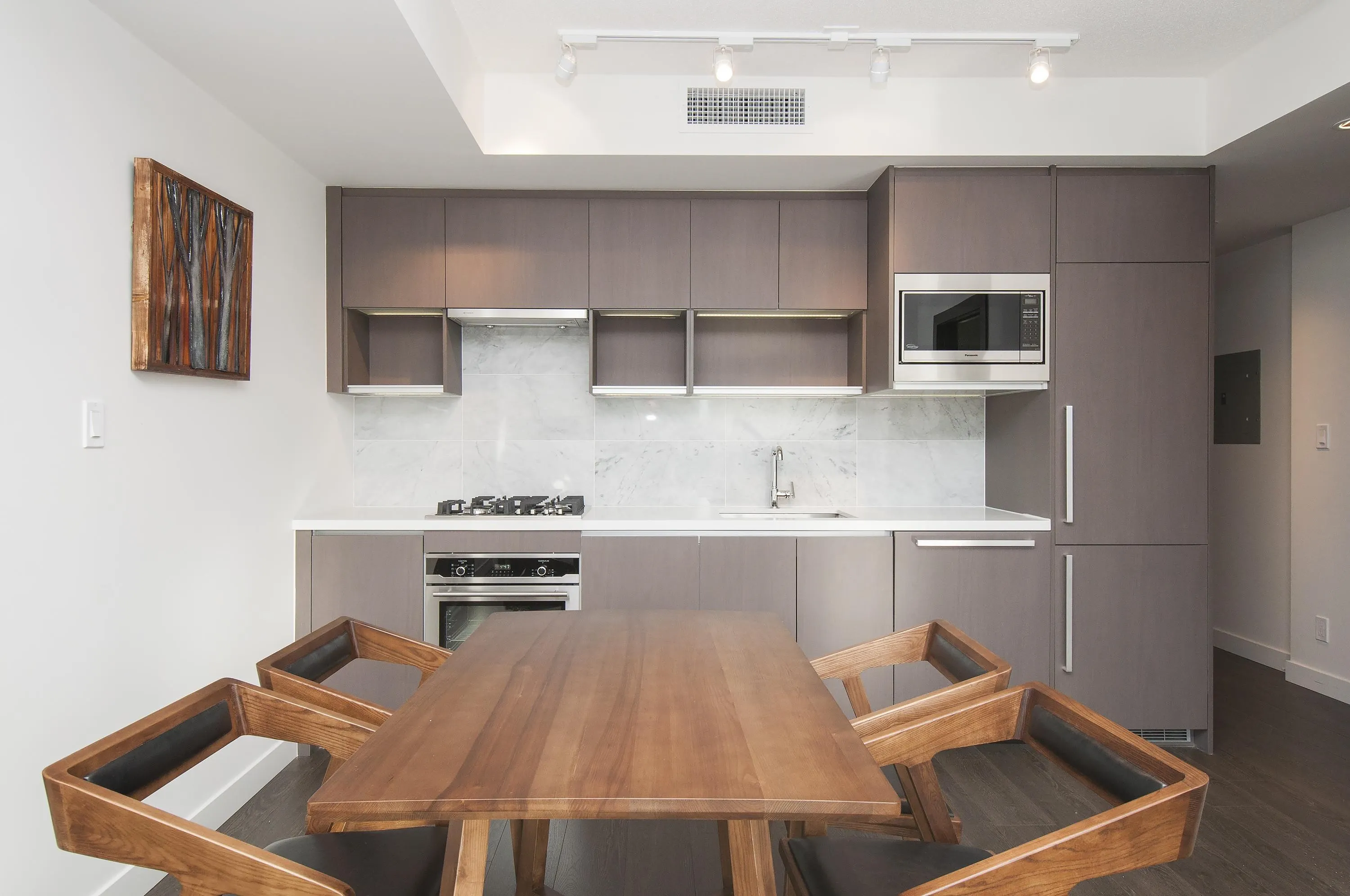 927 68 Smithe Street