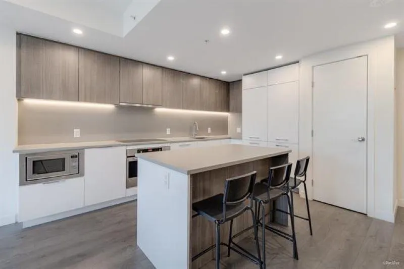 402 13318 104 Avenue