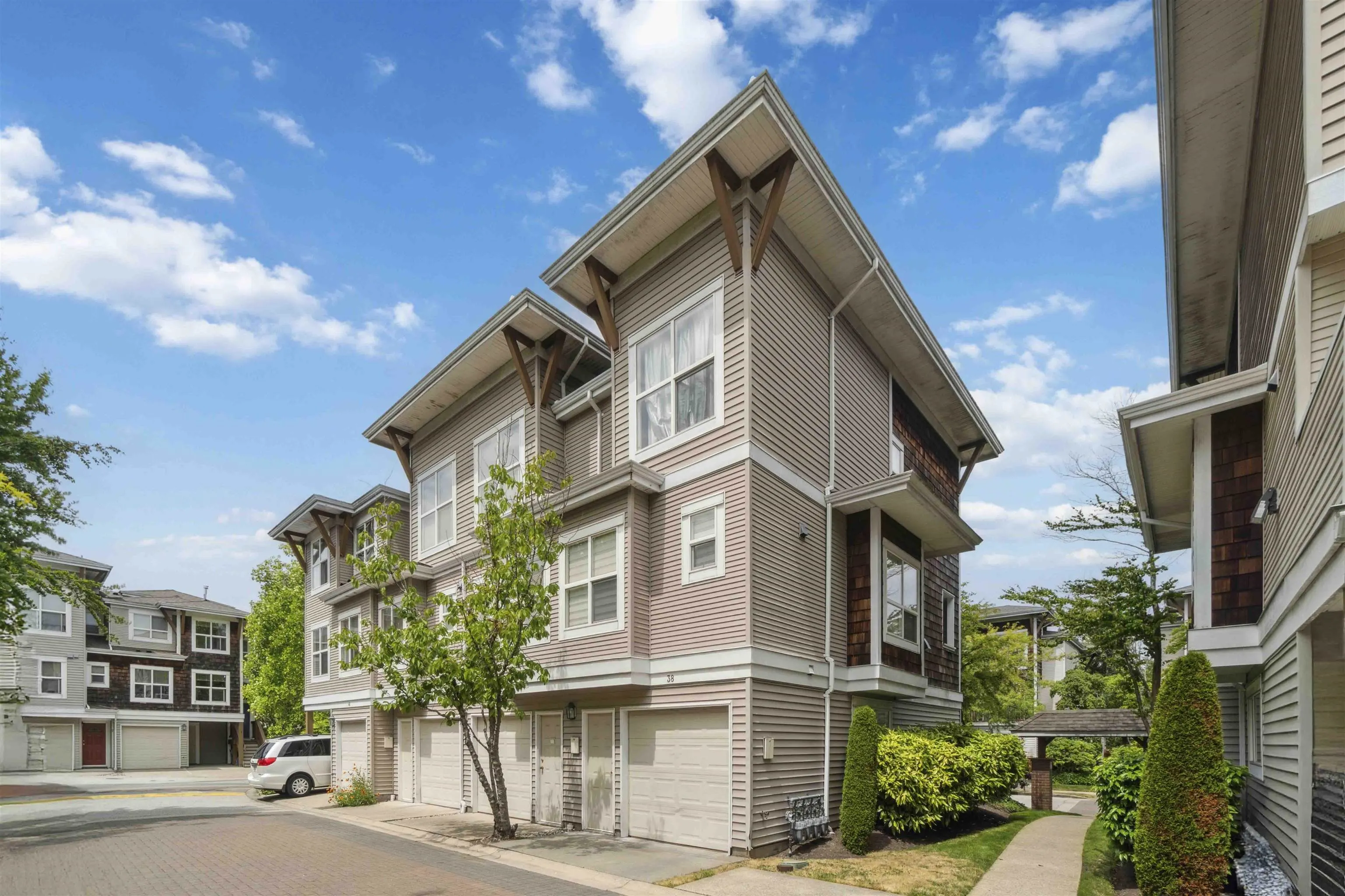 38 7111 Lynnwood Drive