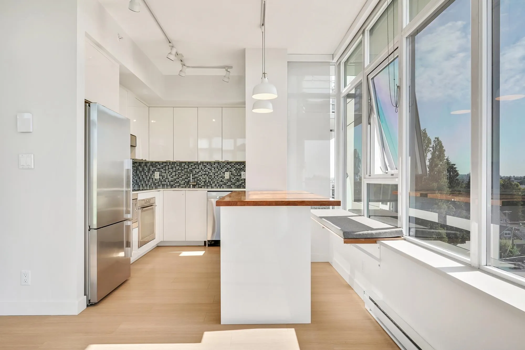 903 2788 Prince Edward Street