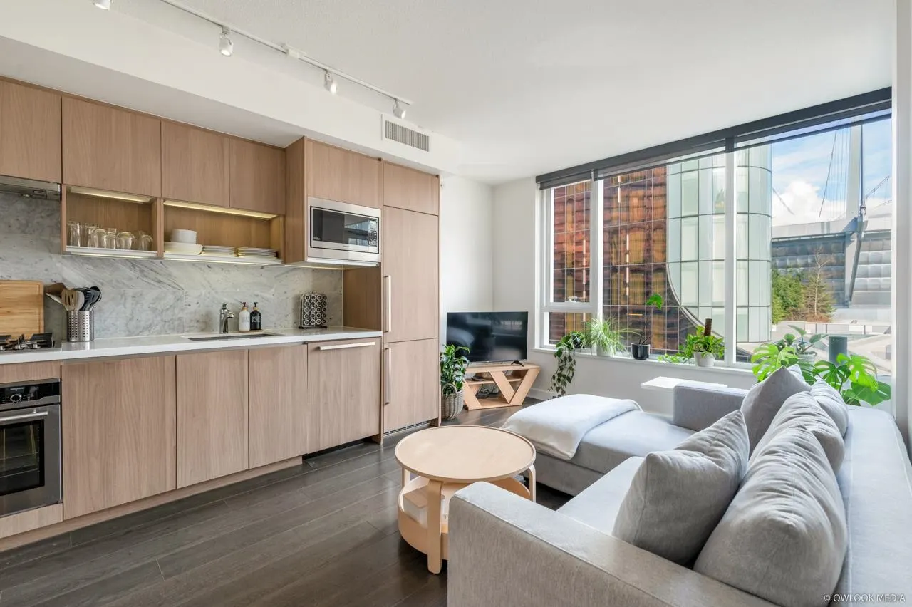 1523 68 Smithe Street