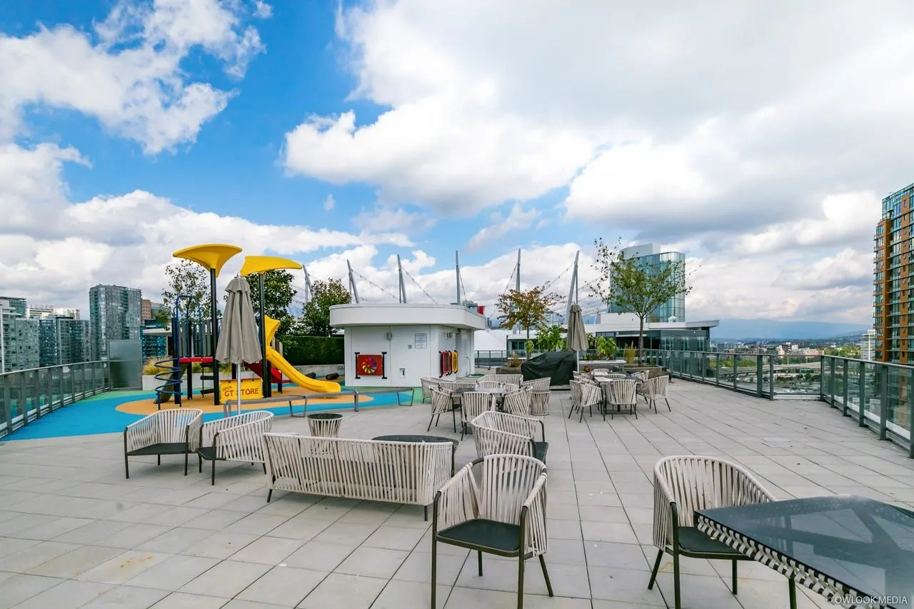 1523 68 Smithe Street