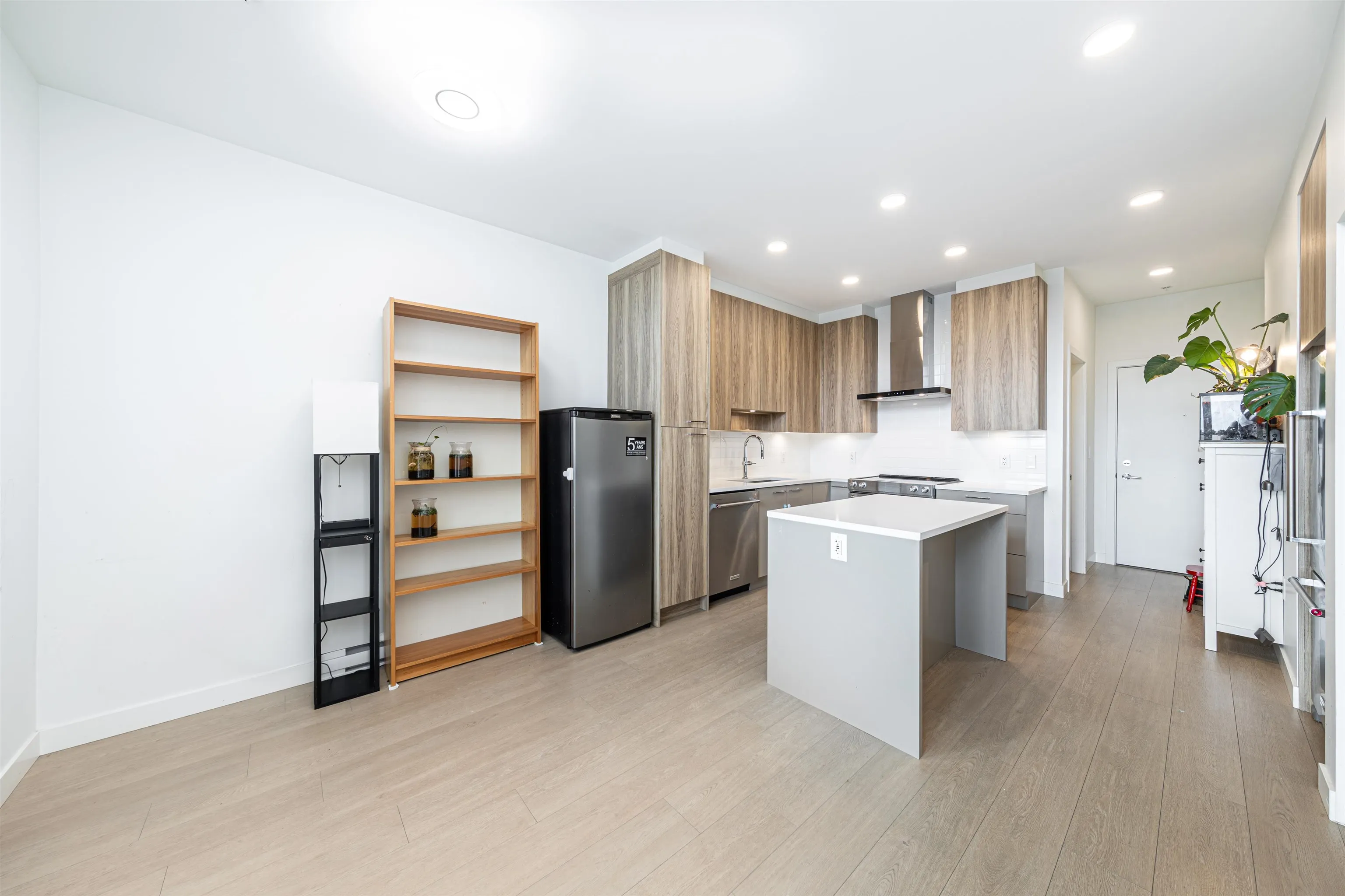 607 7588 16th Street