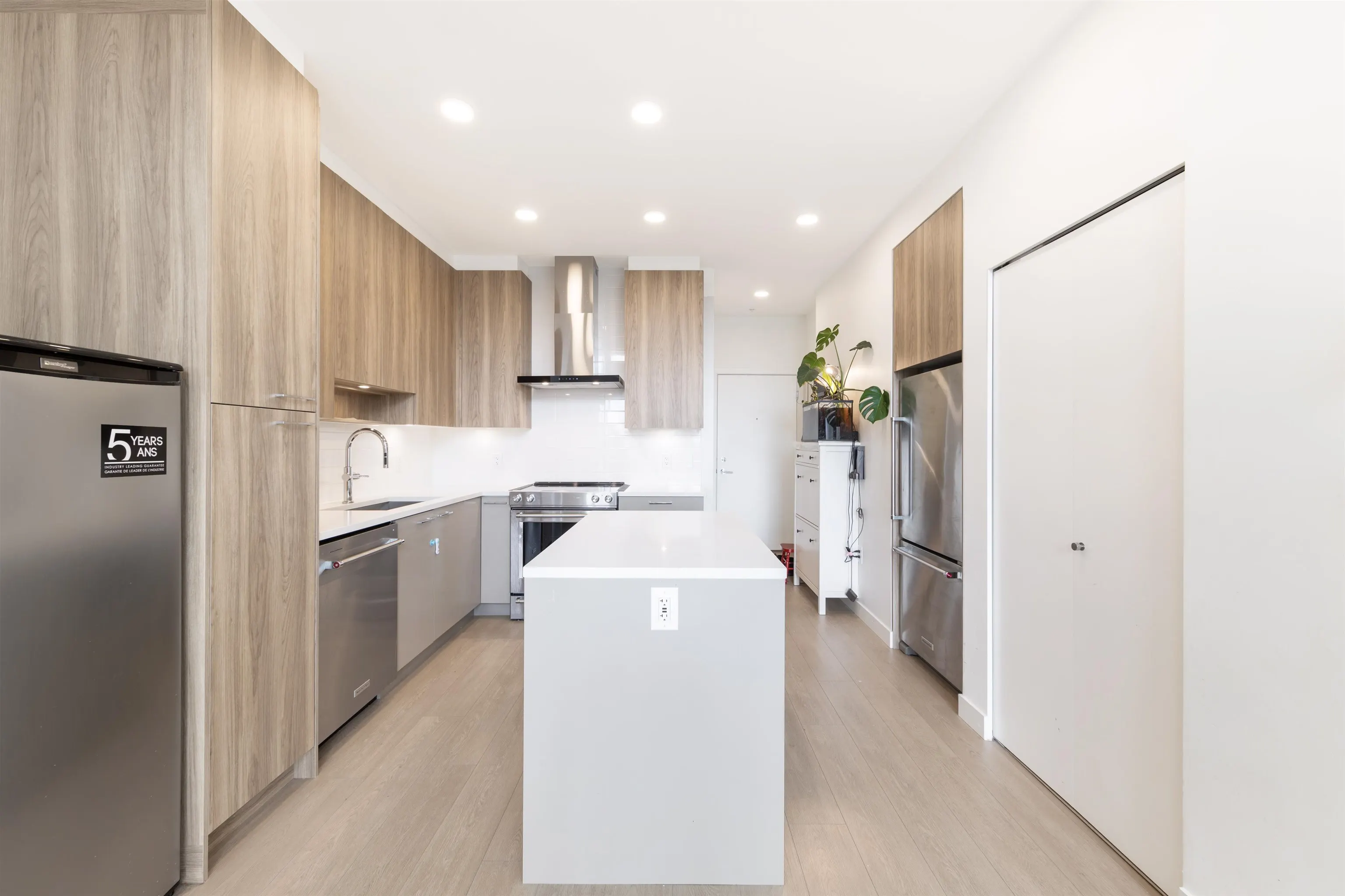 607 7588 16th Street