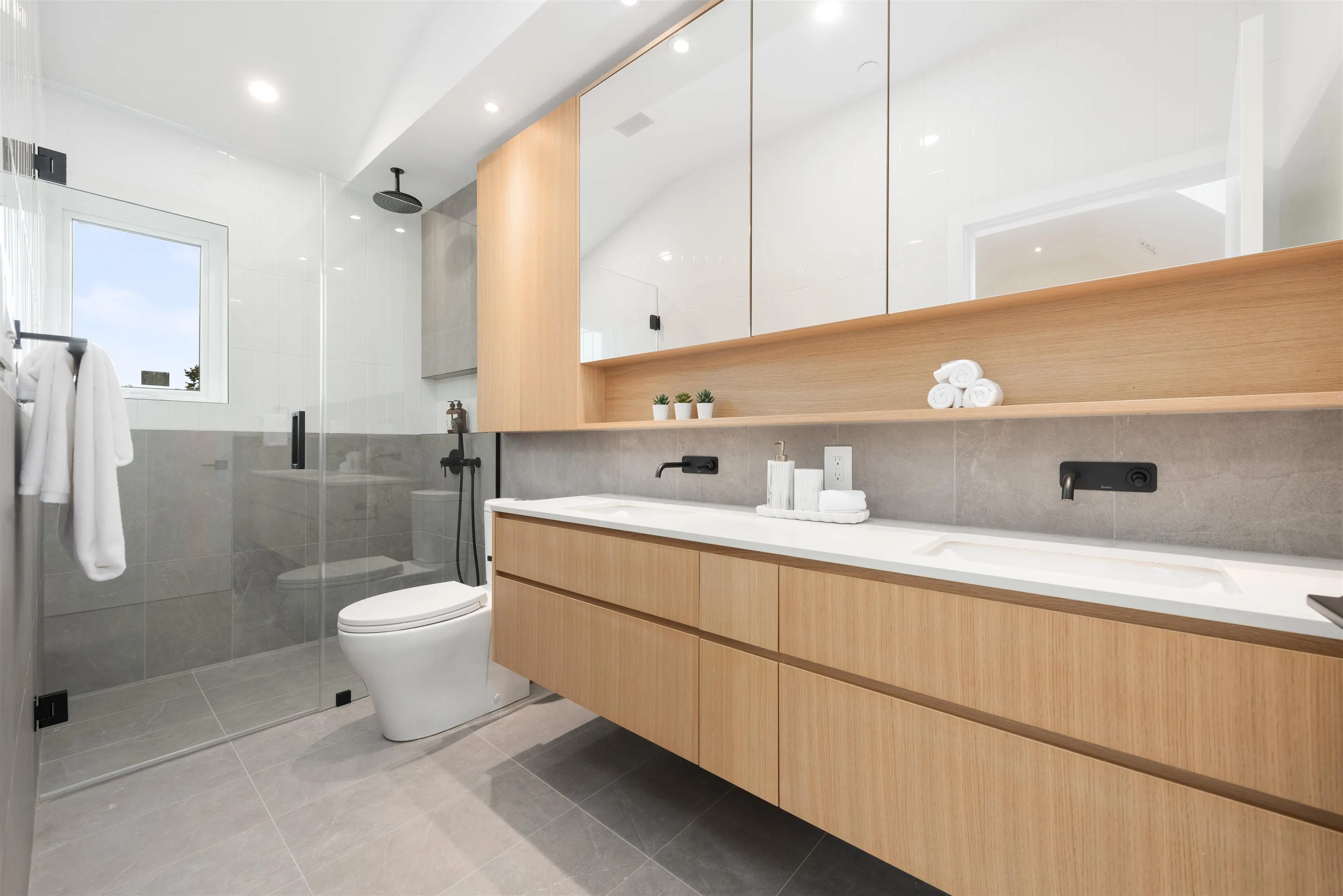 2 2764 W 14th Avenue