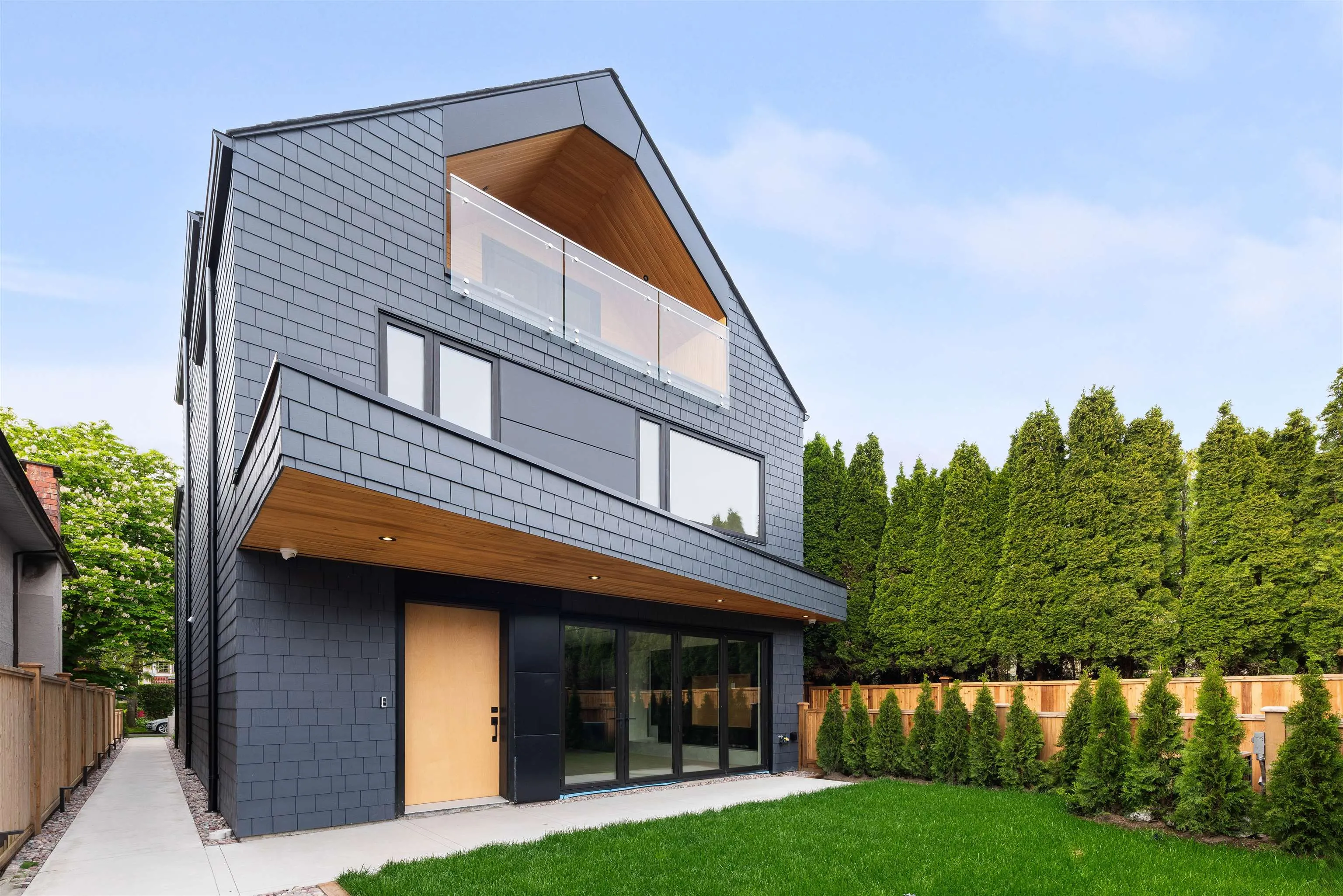 2 2764 W 14th Avenue