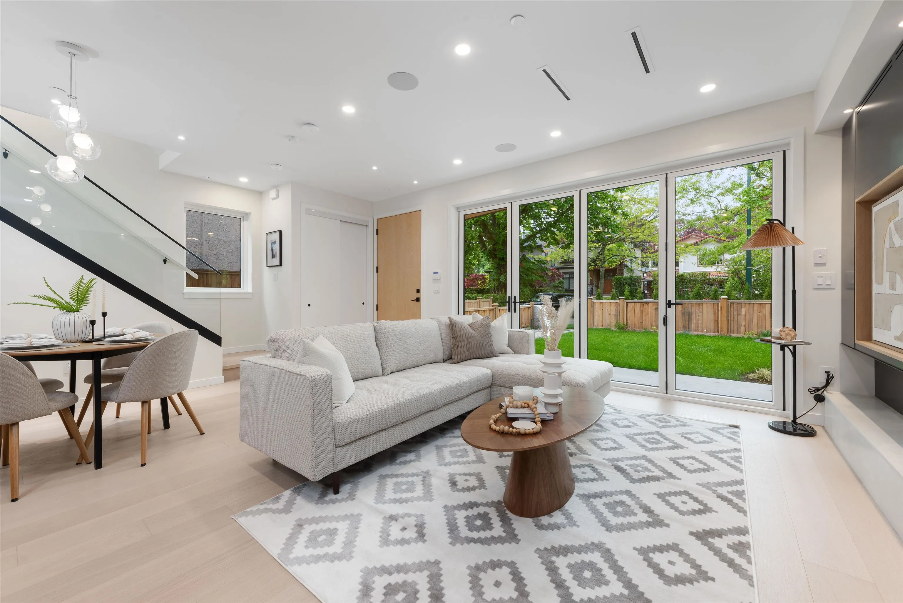 2 2764 W 14th Avenue