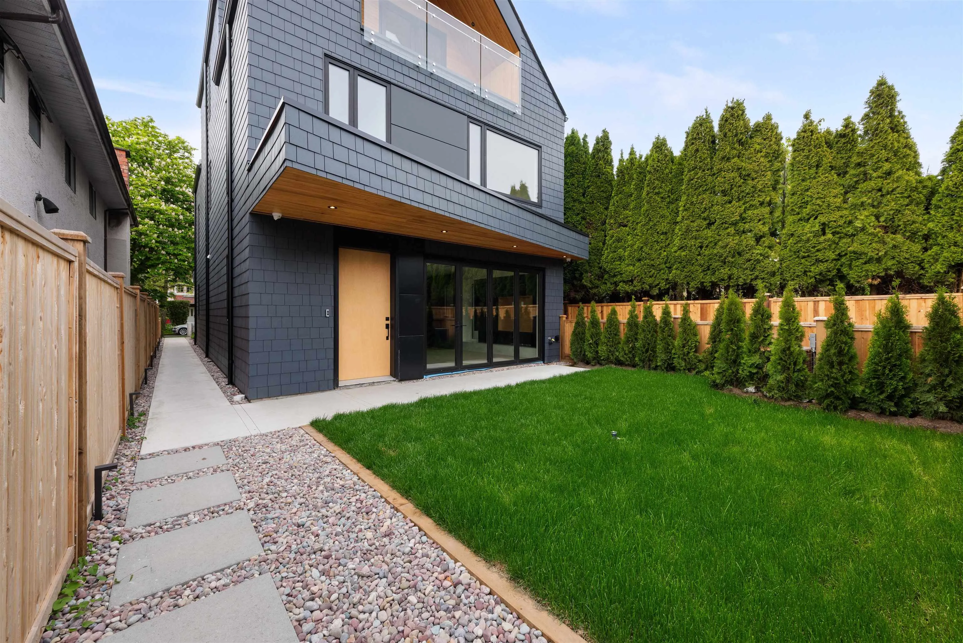 2 2764 W 14th Avenue