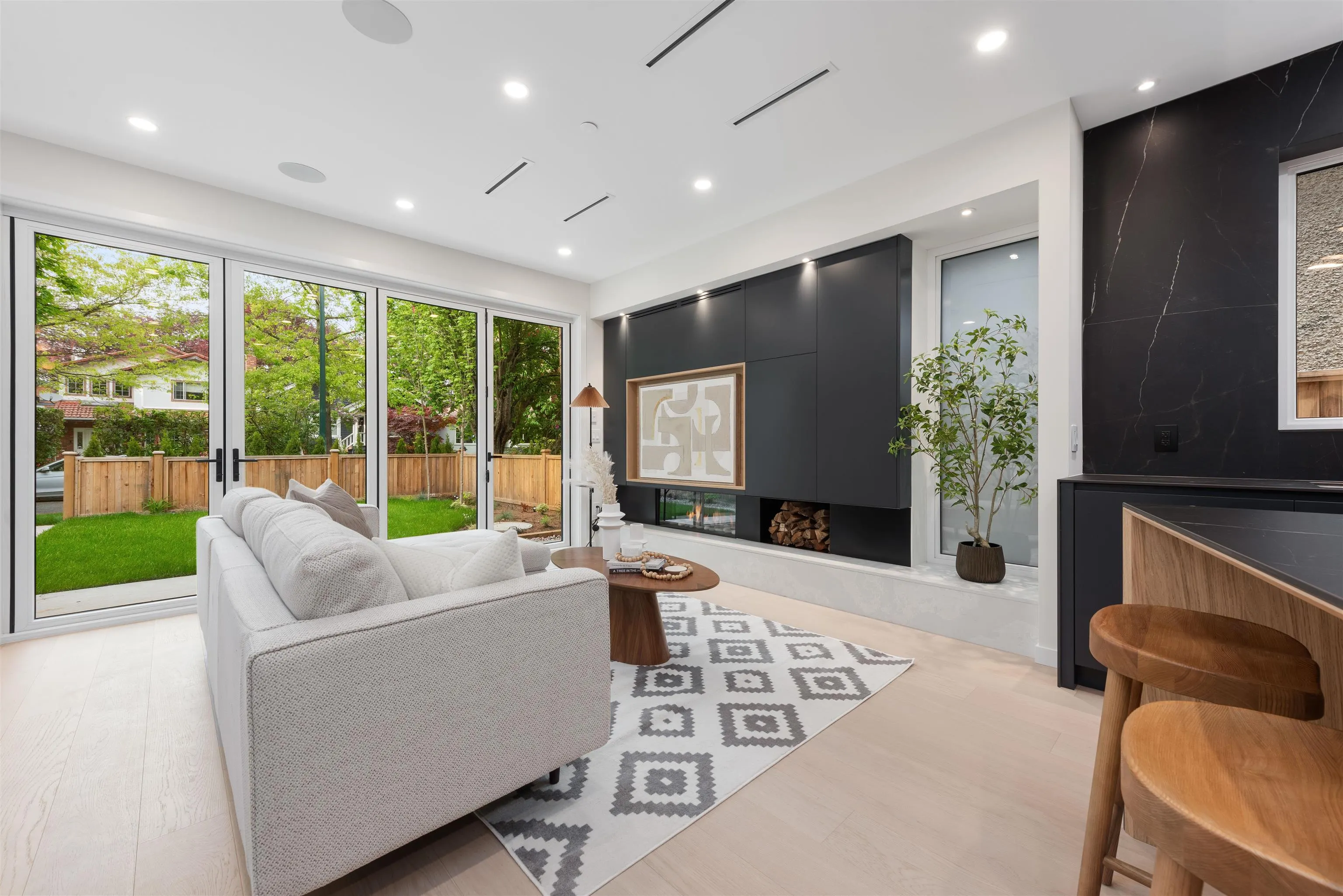 2 2764 W 14th Avenue