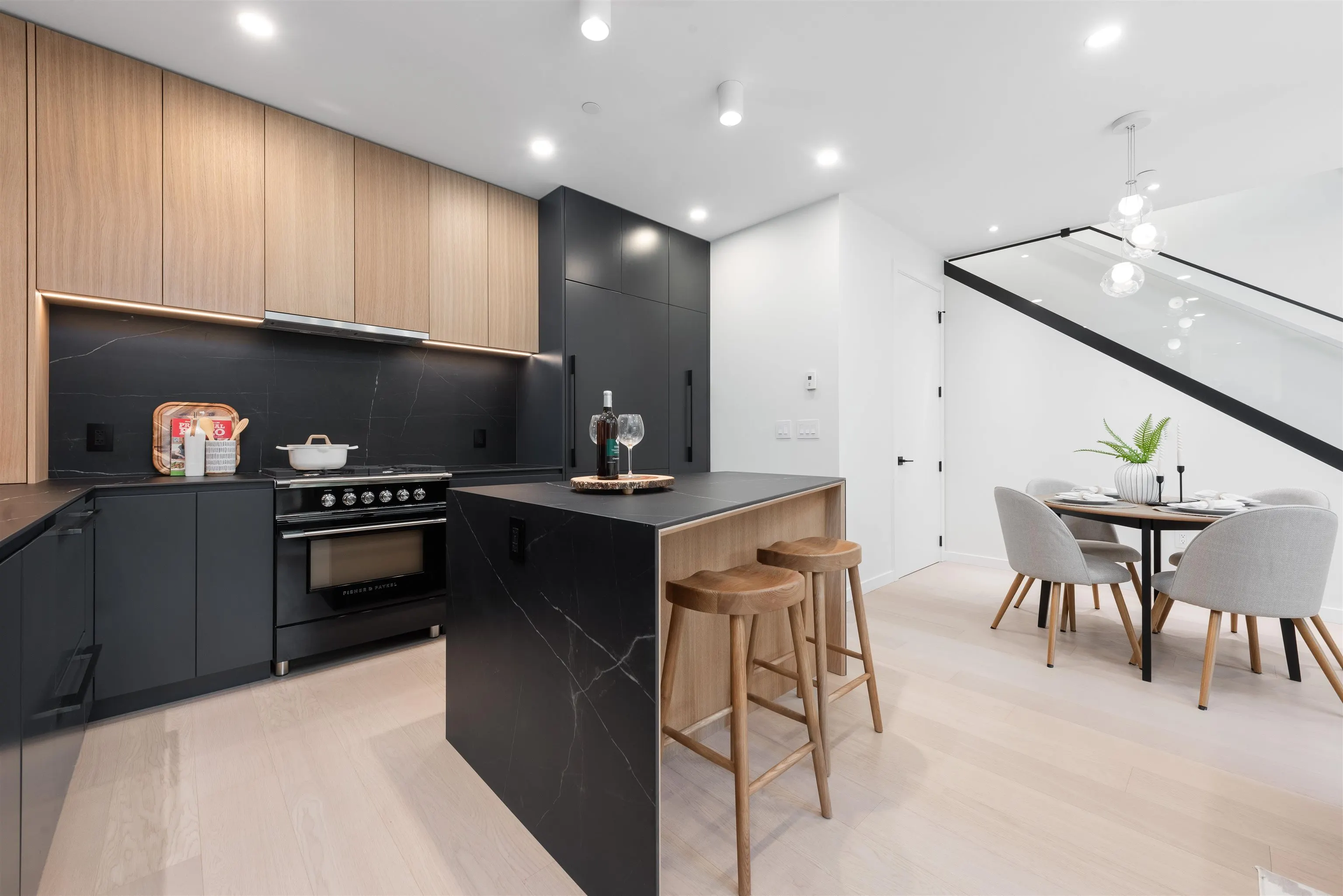 2 2764 W 14th Avenue