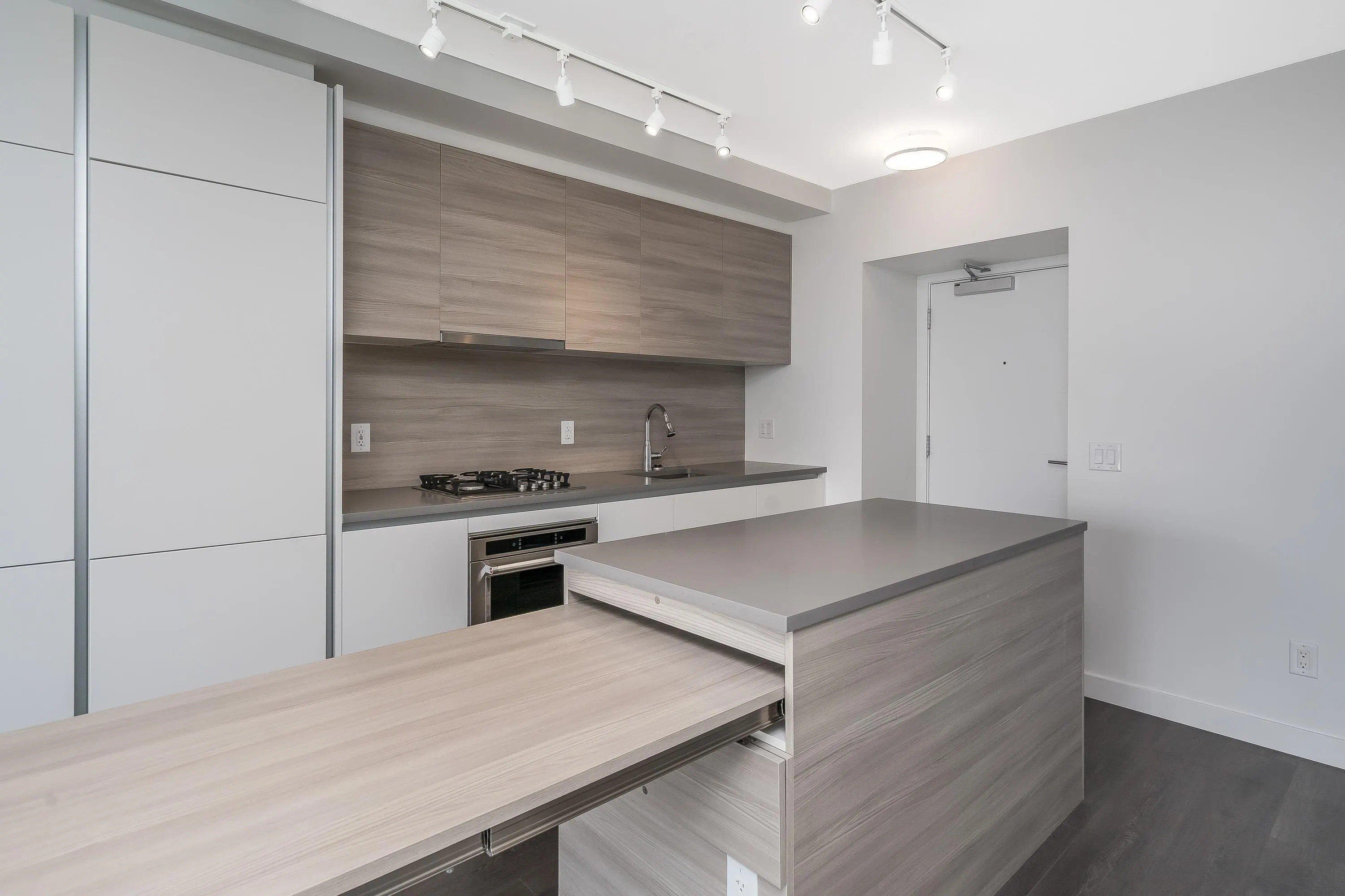 1405 657 Whiting Way