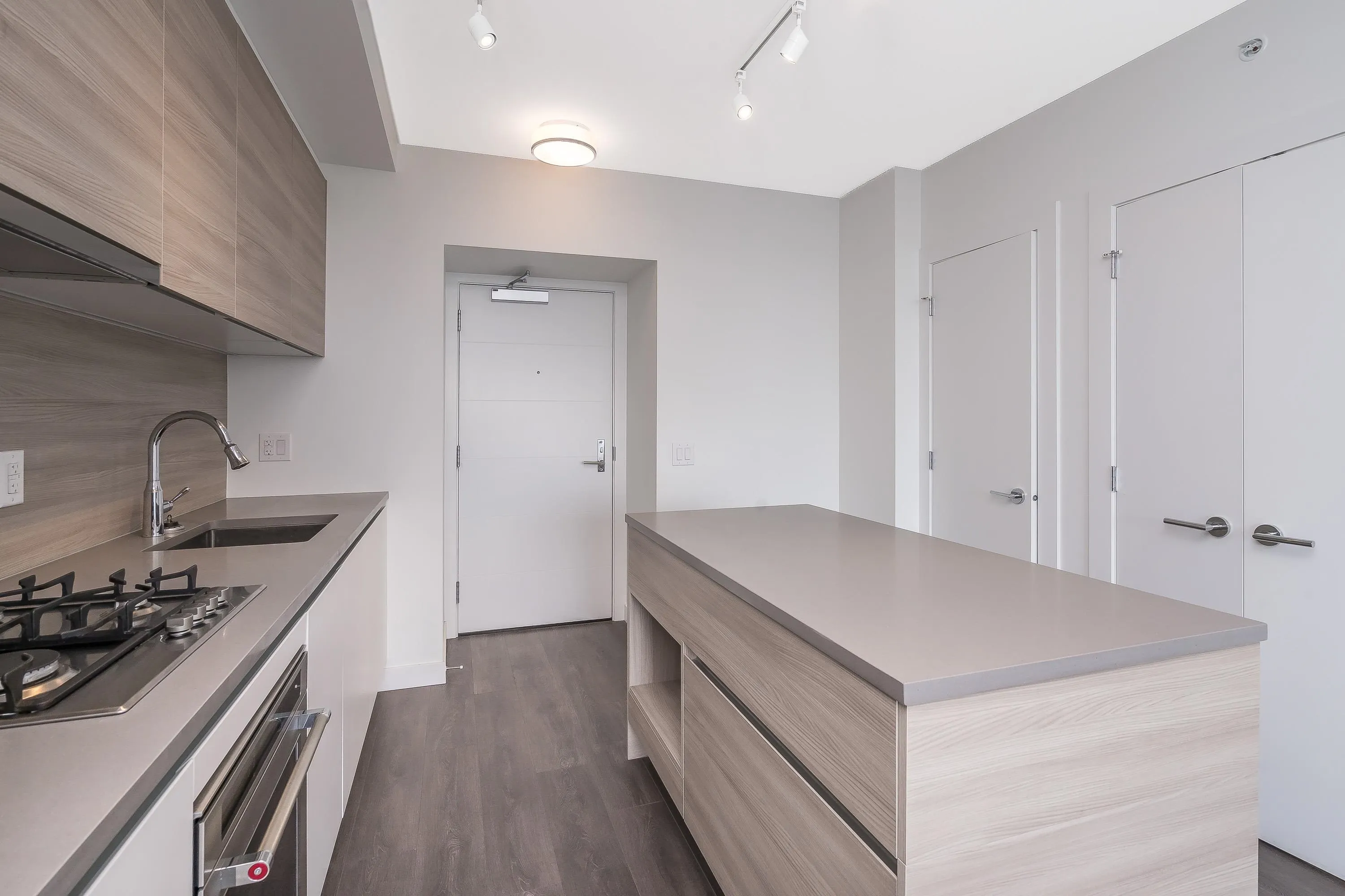 1405 657 Whiting Way