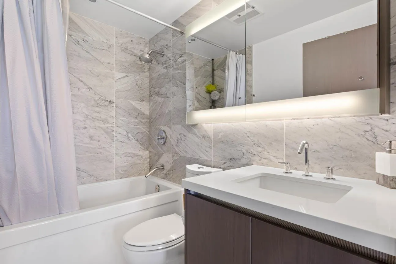 1611 68 Smithe Street