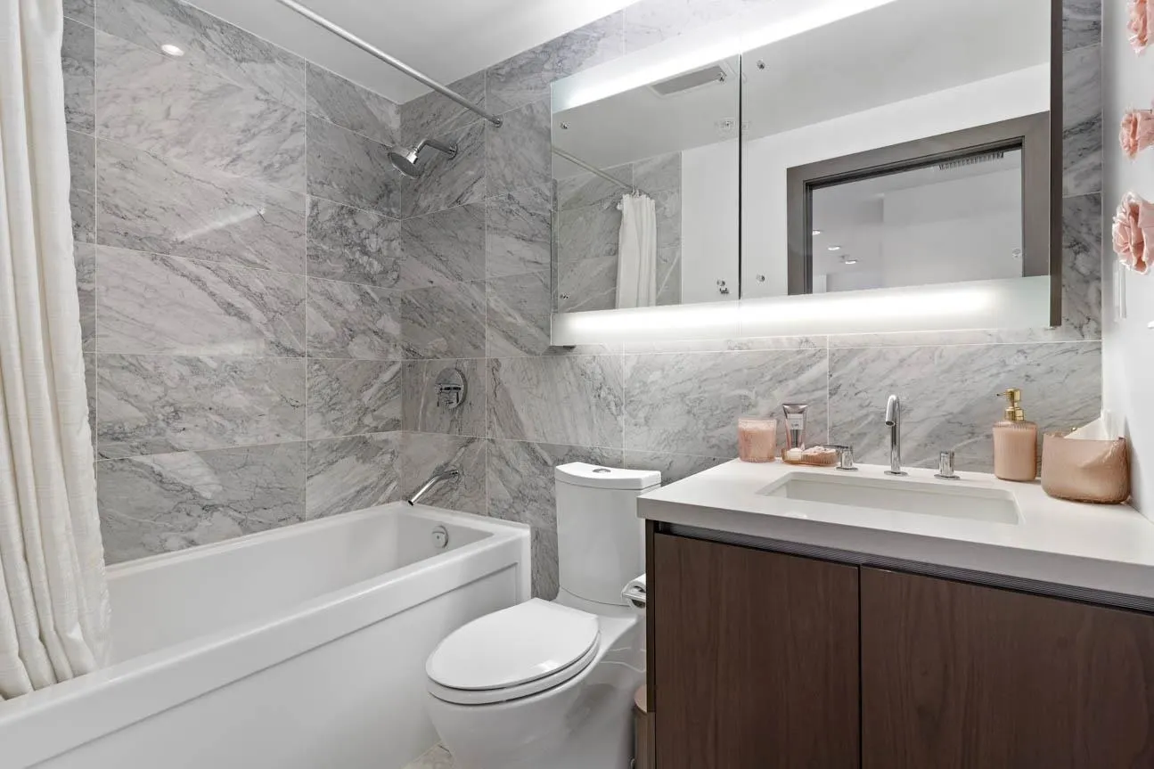 1611 68 Smithe Street