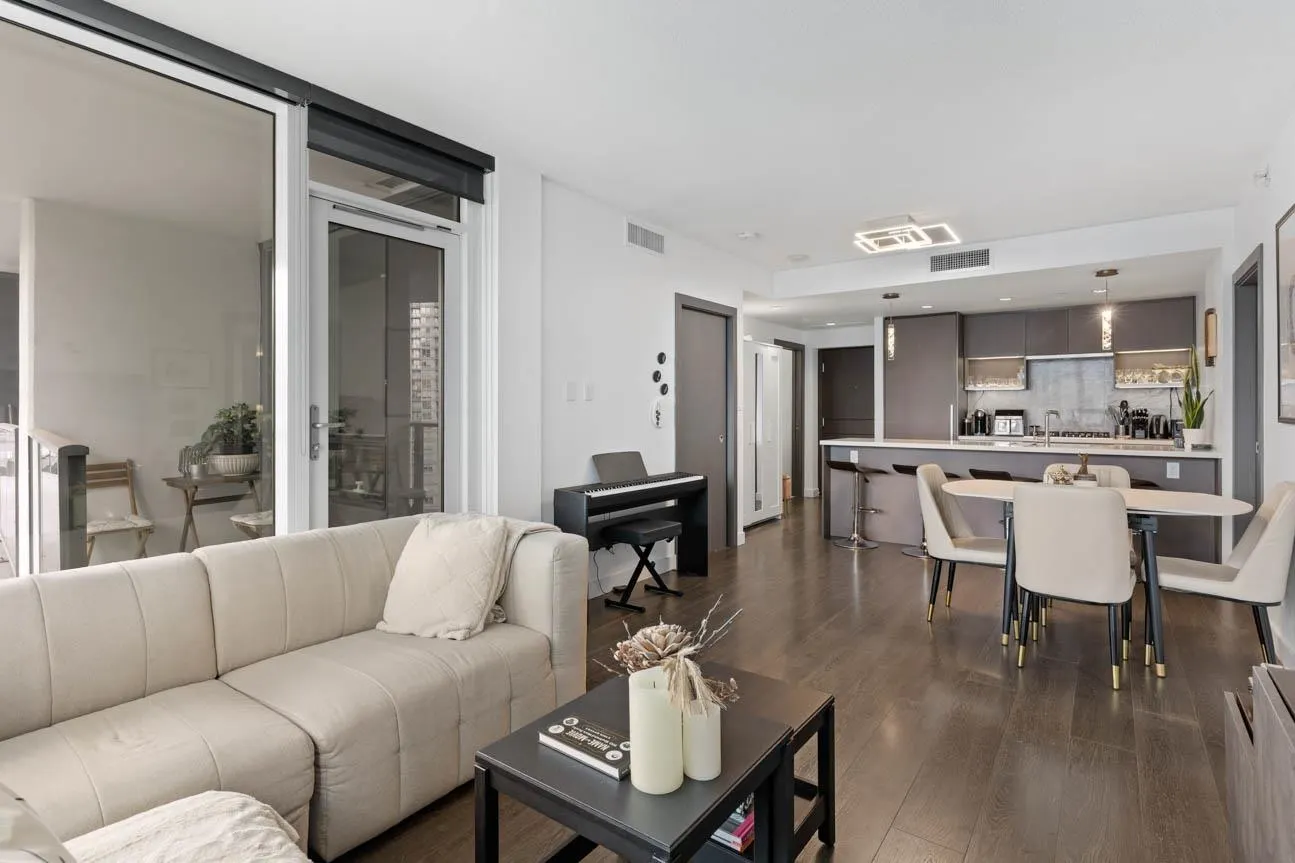 1611 68 Smithe Street