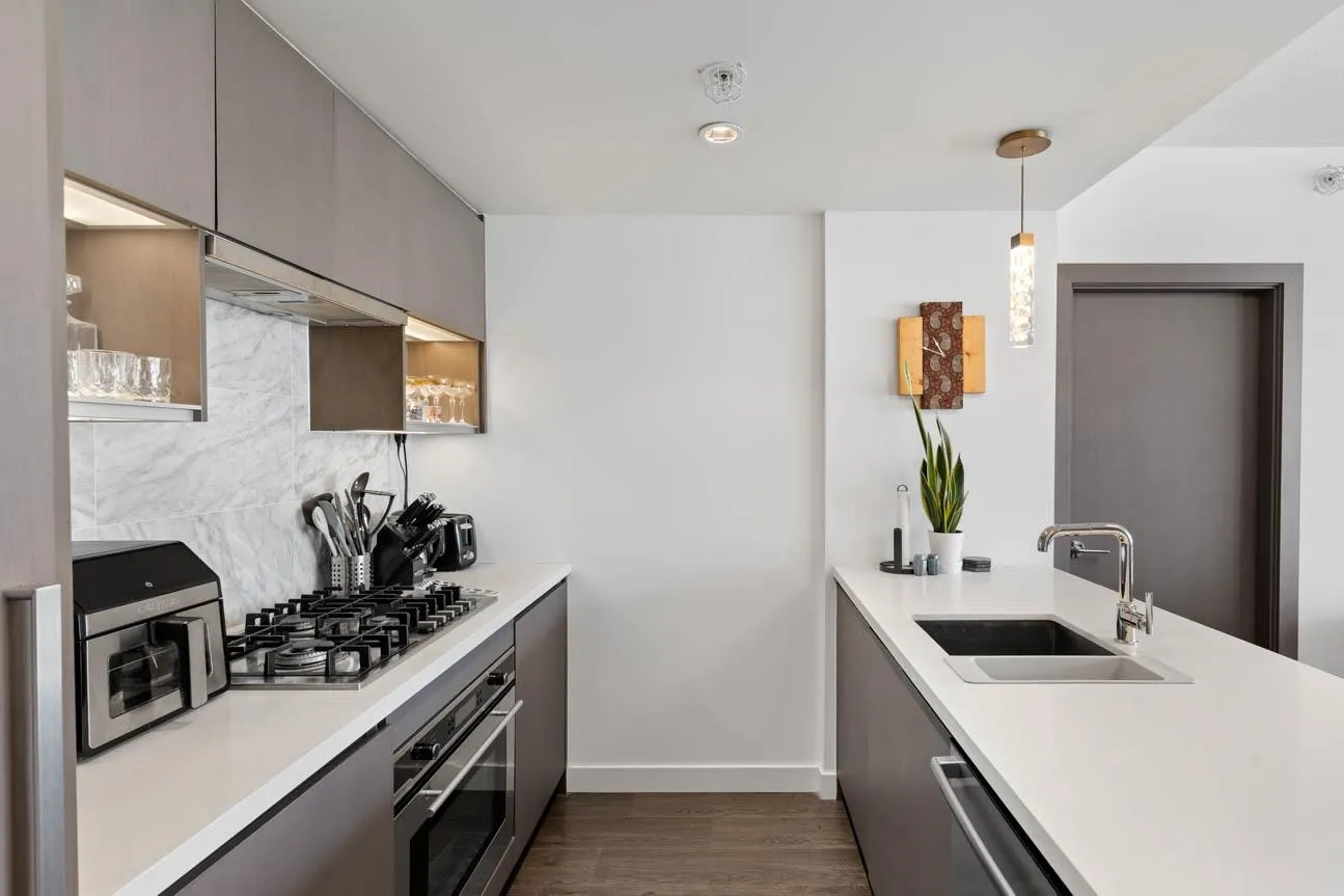 1611 68 Smithe Street