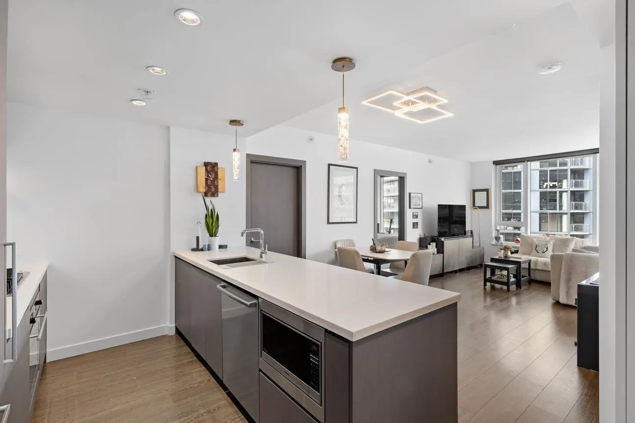 1611 68 Smithe Street