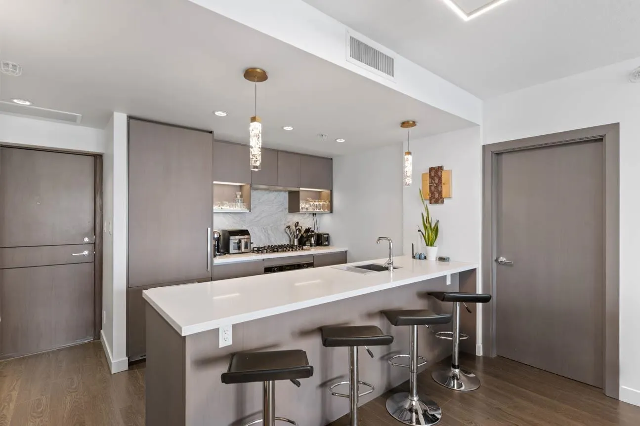 1611 68 Smithe Street