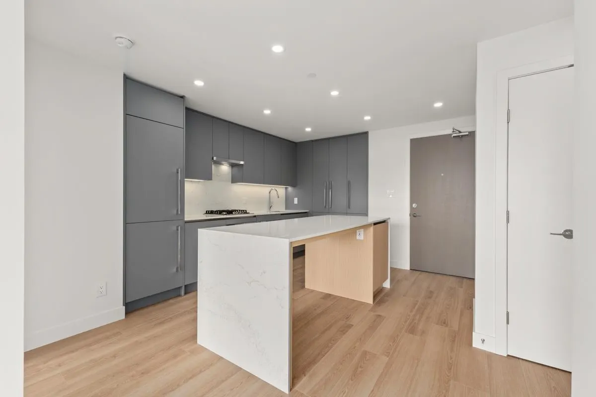 1108 7977 Lansdowne Road