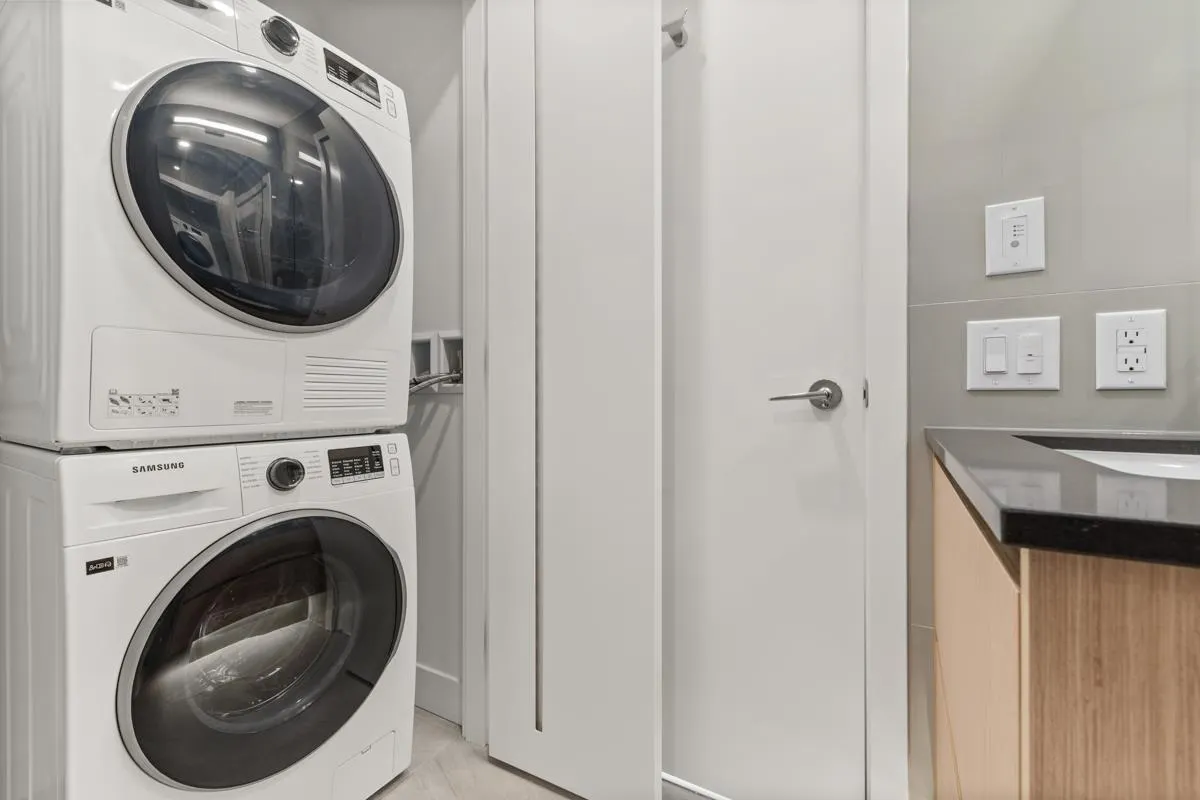 1108 7977 Lansdowne Road