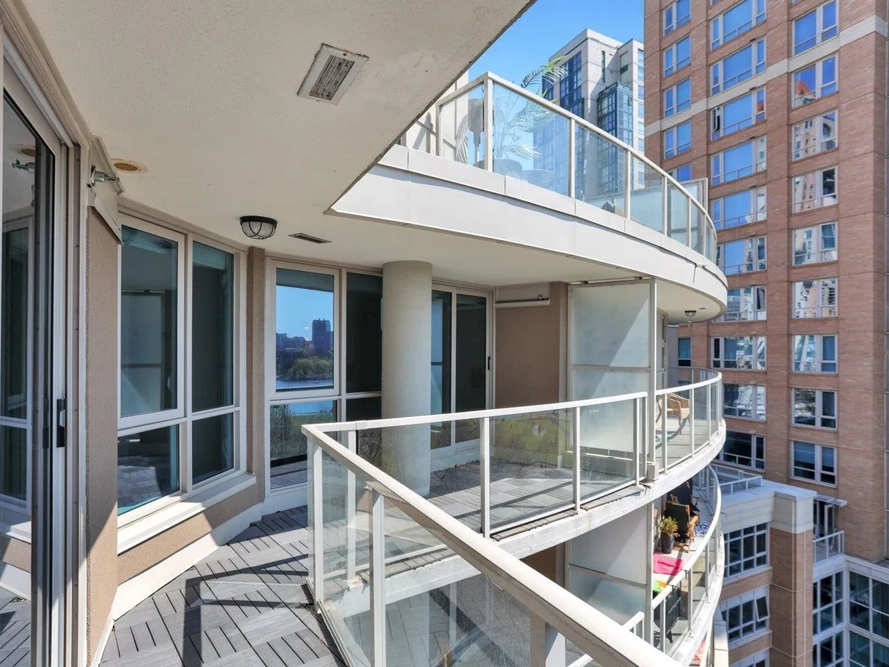 802 1318 Homer Street