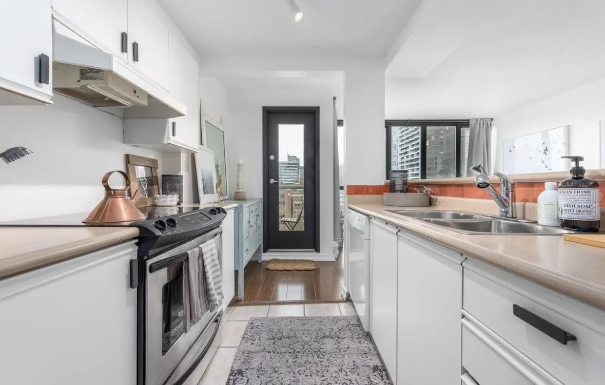 1705 907 Beach Avenue