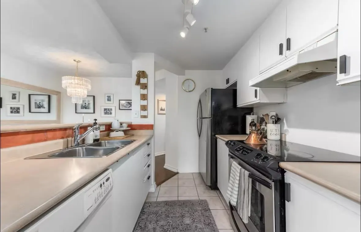 1705 907 Beach Avenue