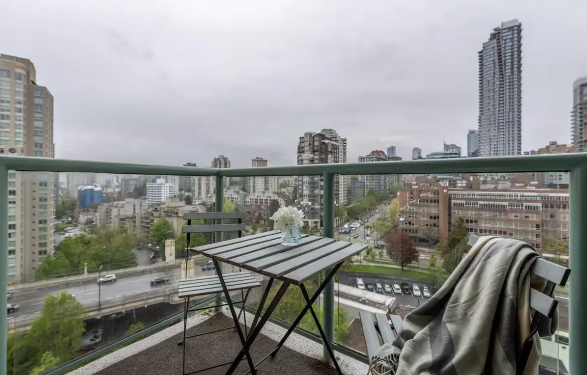 1705 907 Beach Avenue