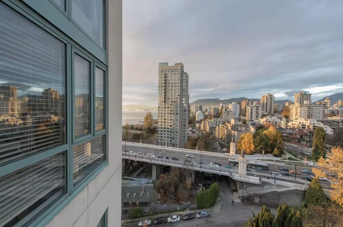 1705 907 Beach Avenue