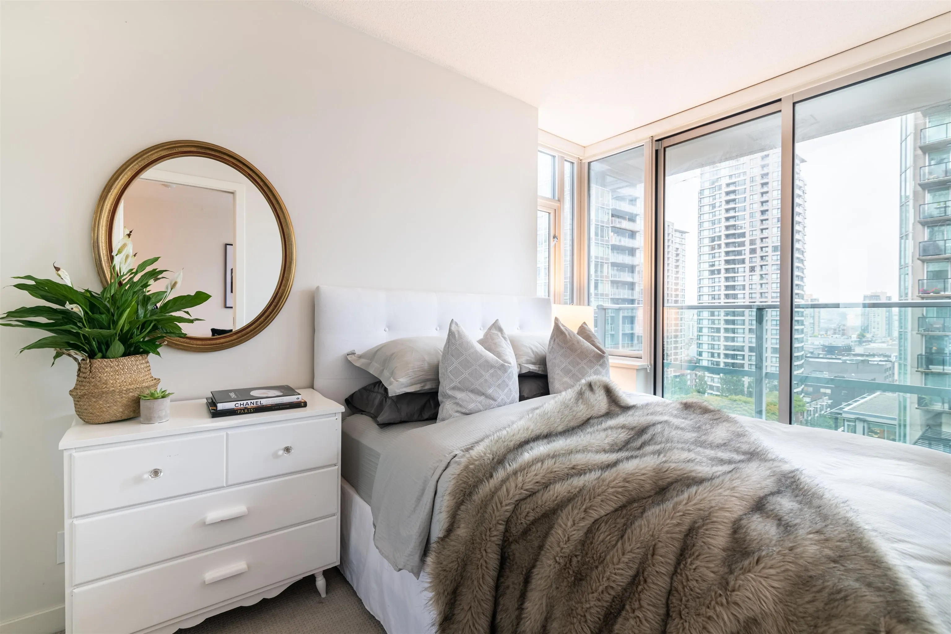 907 833 Homer Street