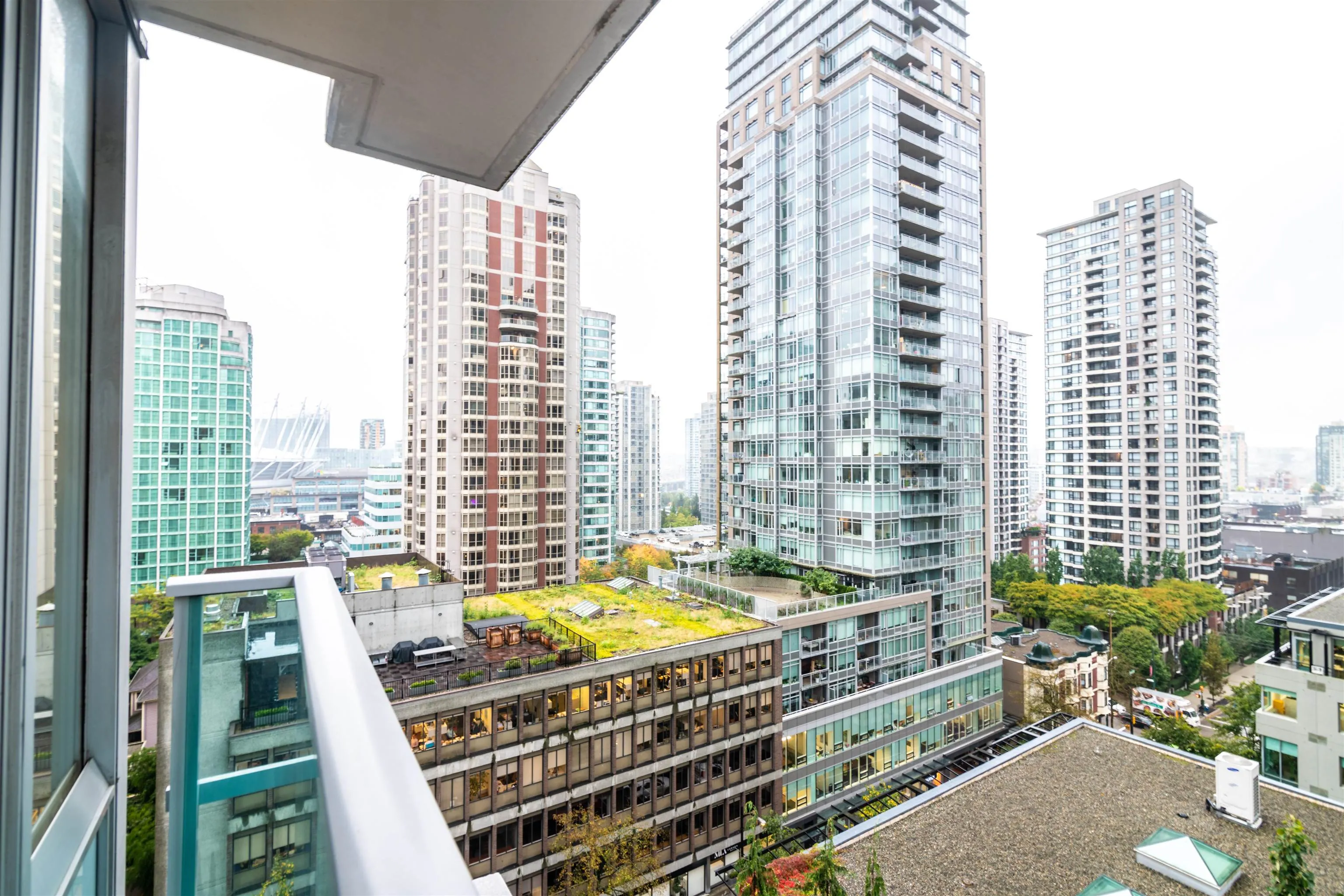 907 833 Homer Street