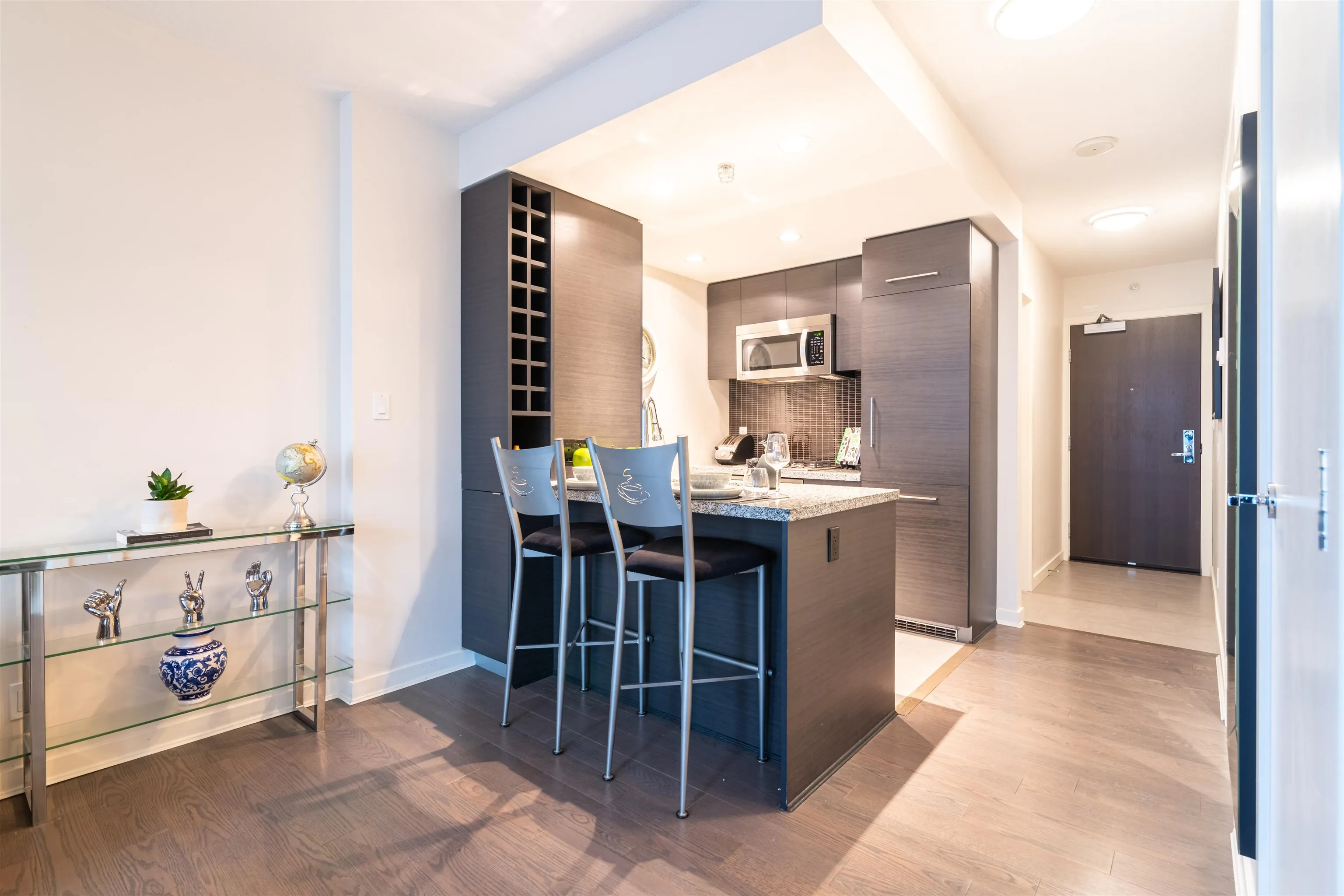 907 833 Homer Street