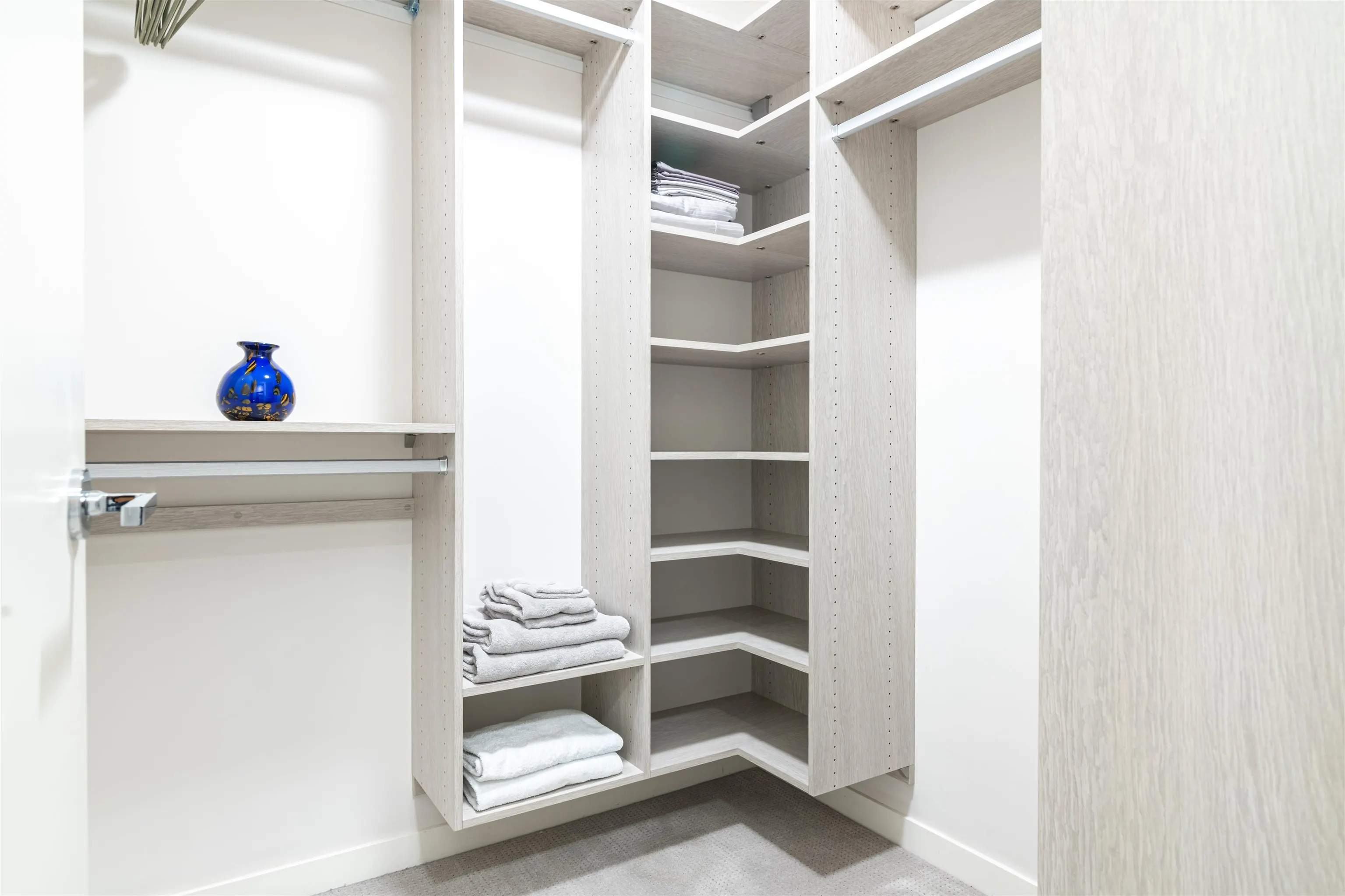 907 833 Homer Street