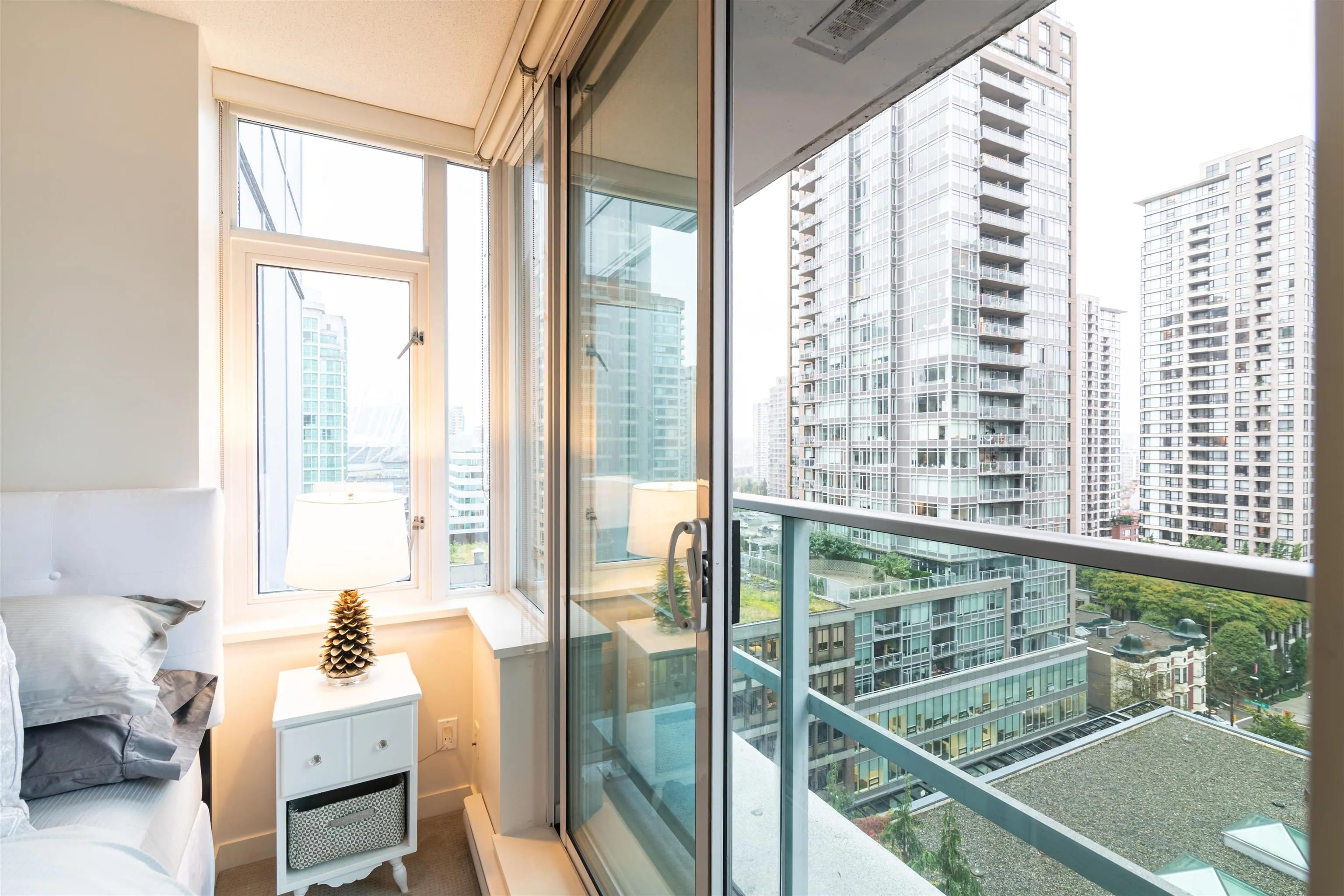 907 833 Homer Street